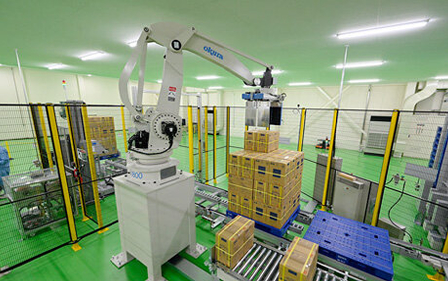 Robot palletizer stacks in units of 4 cases (approximately 50 kg)