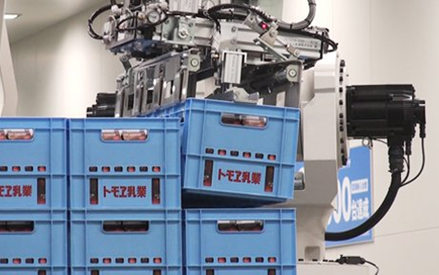 The robot palletizer reliably stacks crates with inlays on the bottom.