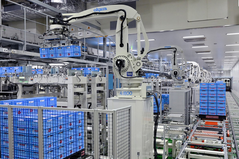 Seven robot palletizers were installed, enabling mass production and stable supply.