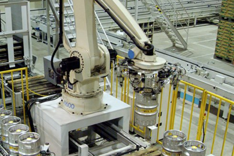 Pursuing space-saving and unmanned operation. Robot palletizing supports multi-product production.