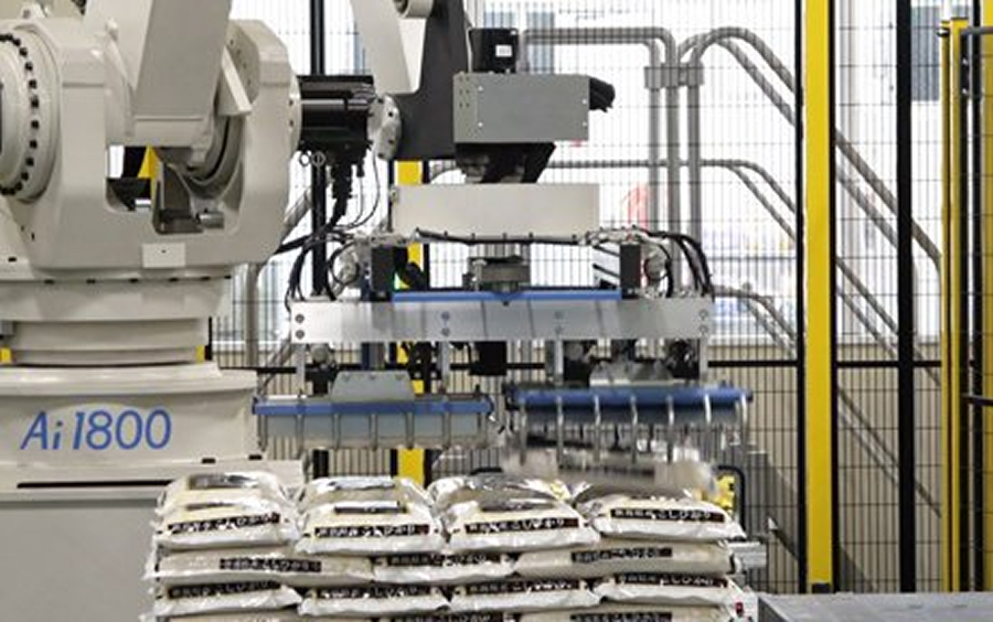 The special hand grips two rice polishing bags at once.