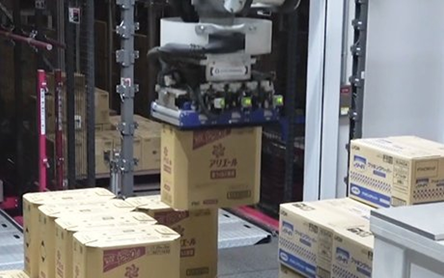 New hand that can reliably pick cases of various shapes