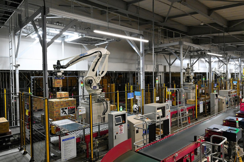 Case picking work automated with eight robots
