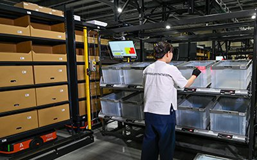 Picking station. Voice and monitor instructions make work easy.