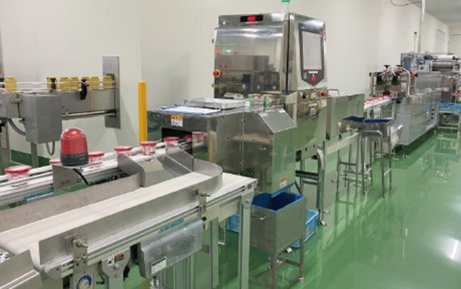 Product conveying line in the packaging area. Belcon Mini III smoothly connects the devices.