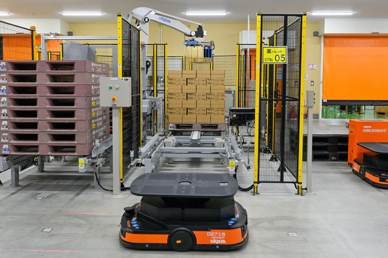The downstream area is automated with material handling equipment. Pallet transport is performed by 13 AGVs.